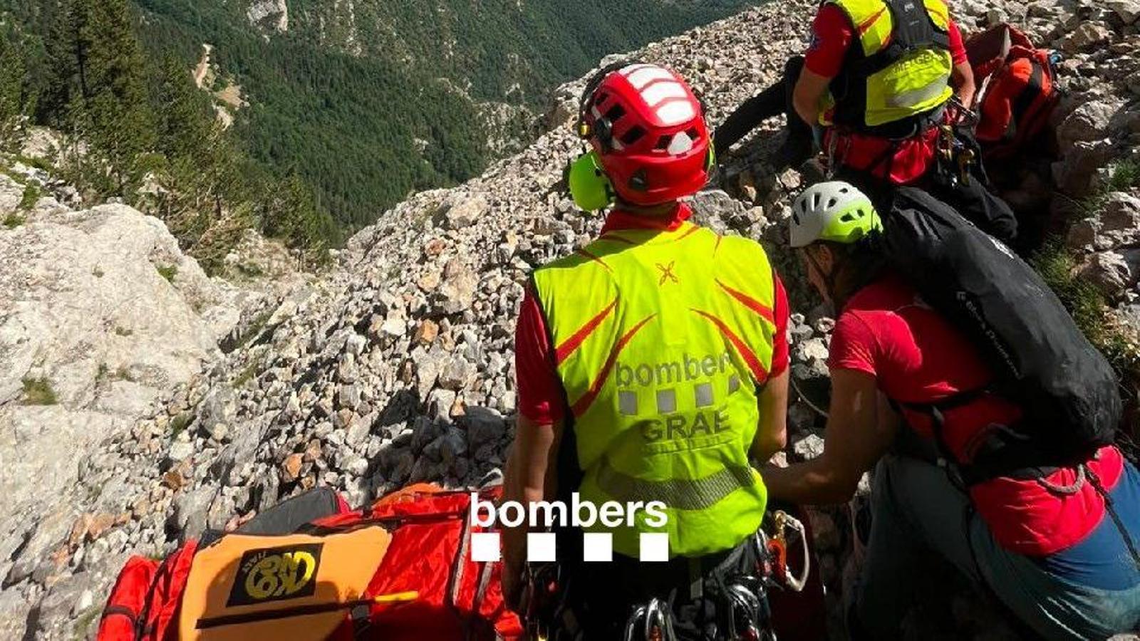 Rescate de un escalador en Saldes, este domingo.