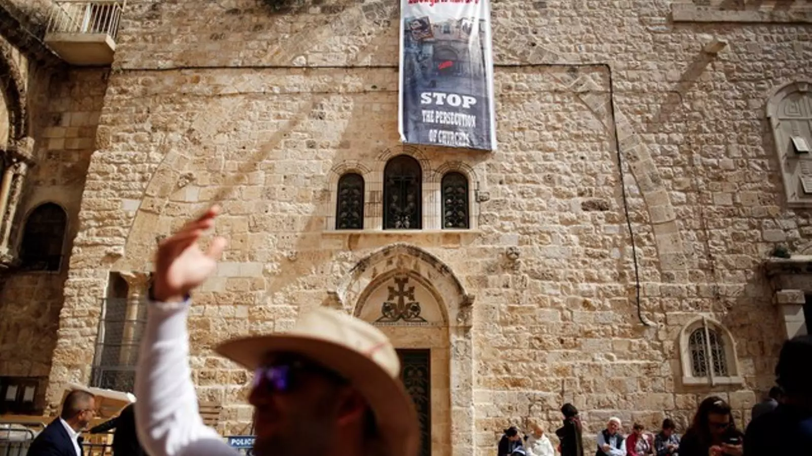 Turistes seuen davant del Sant Sepulcre, tancat en protesta de la política financera d'Israel.