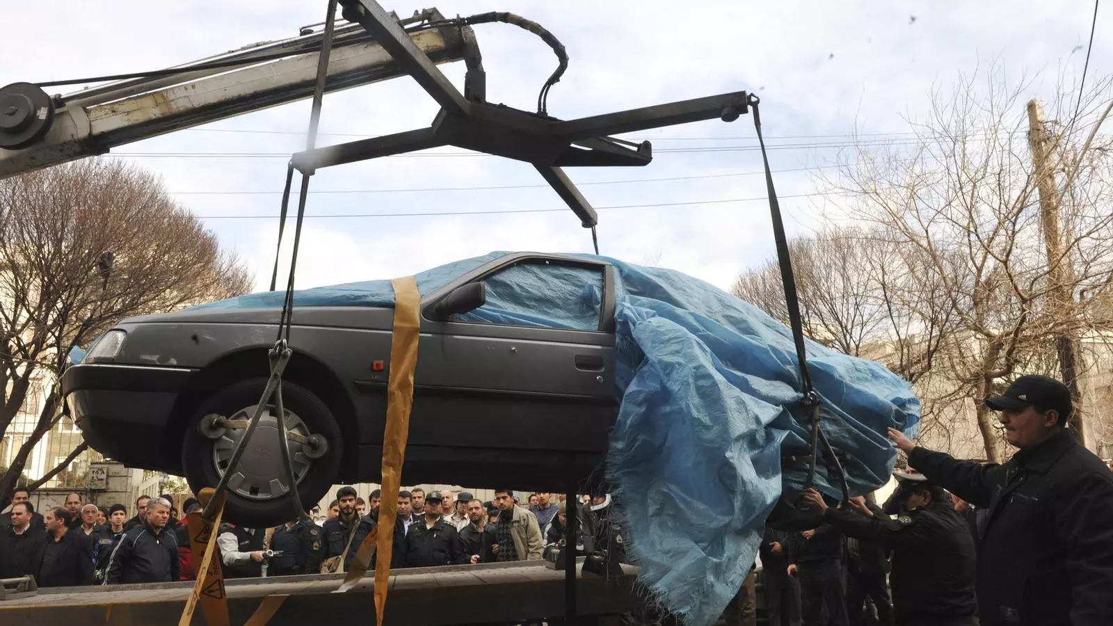 Estat en què va quedar el Peugeot 405 del químic Mustafà Ahmadi Roixan, després de l'atemptat a Teheran .