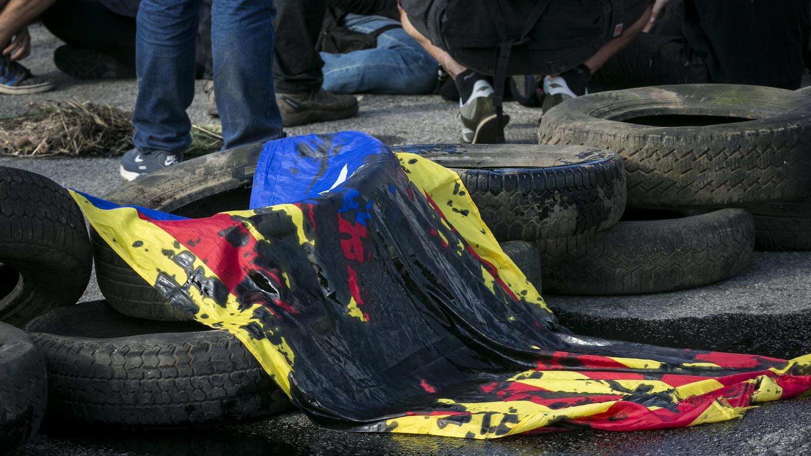 Una estelada manchada en las manifestaciones del primer aniversario del 1-O.