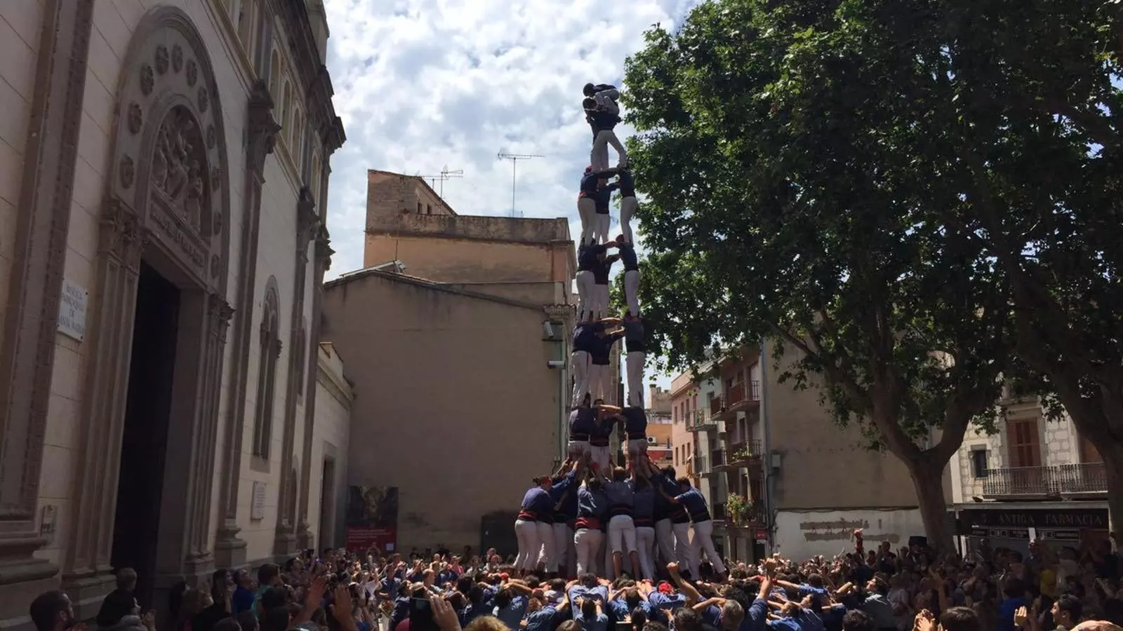 Els Capgrossos de Mataró descarreguen el tres de nou amb folre per la seva diada d'aniversari
