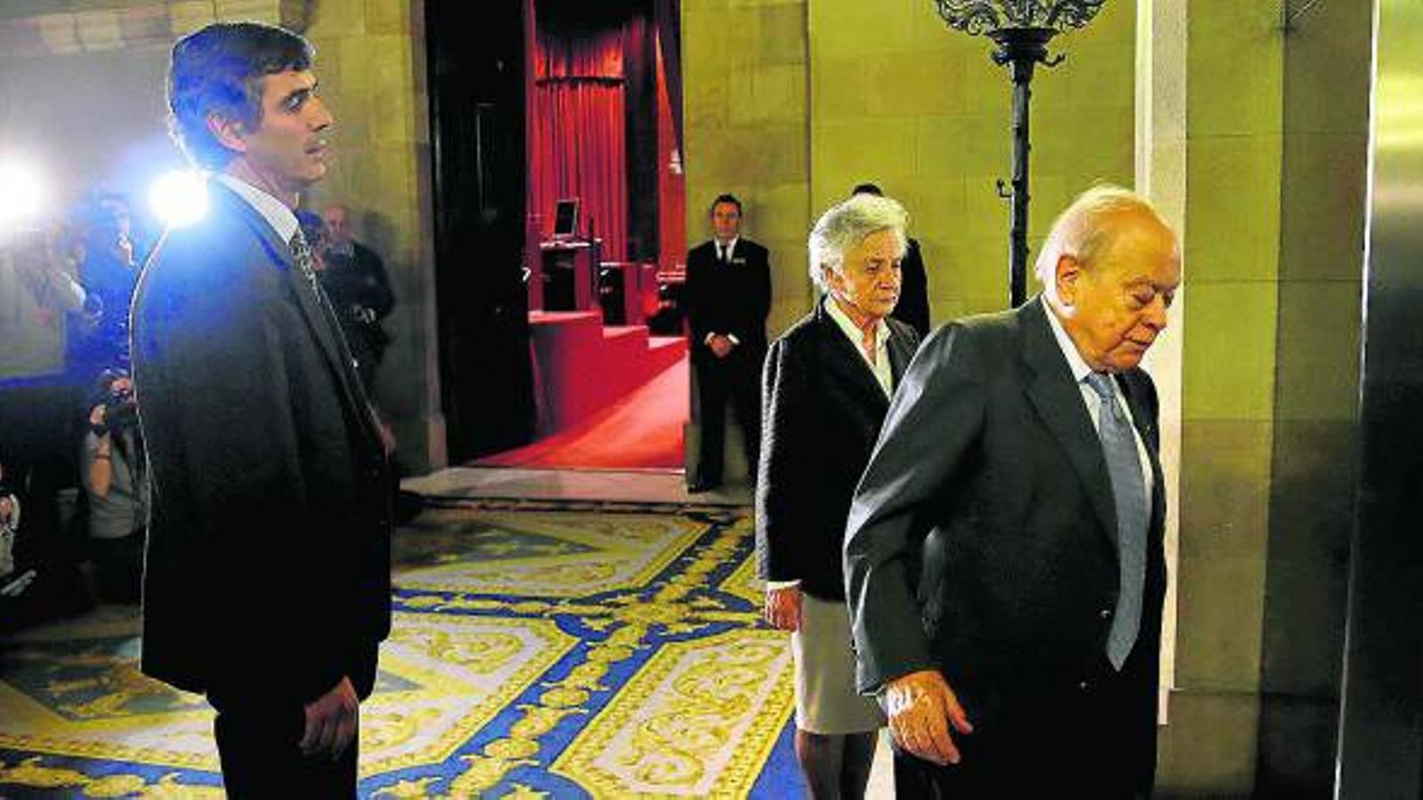 La dona i el fill tapen per un dia el pare