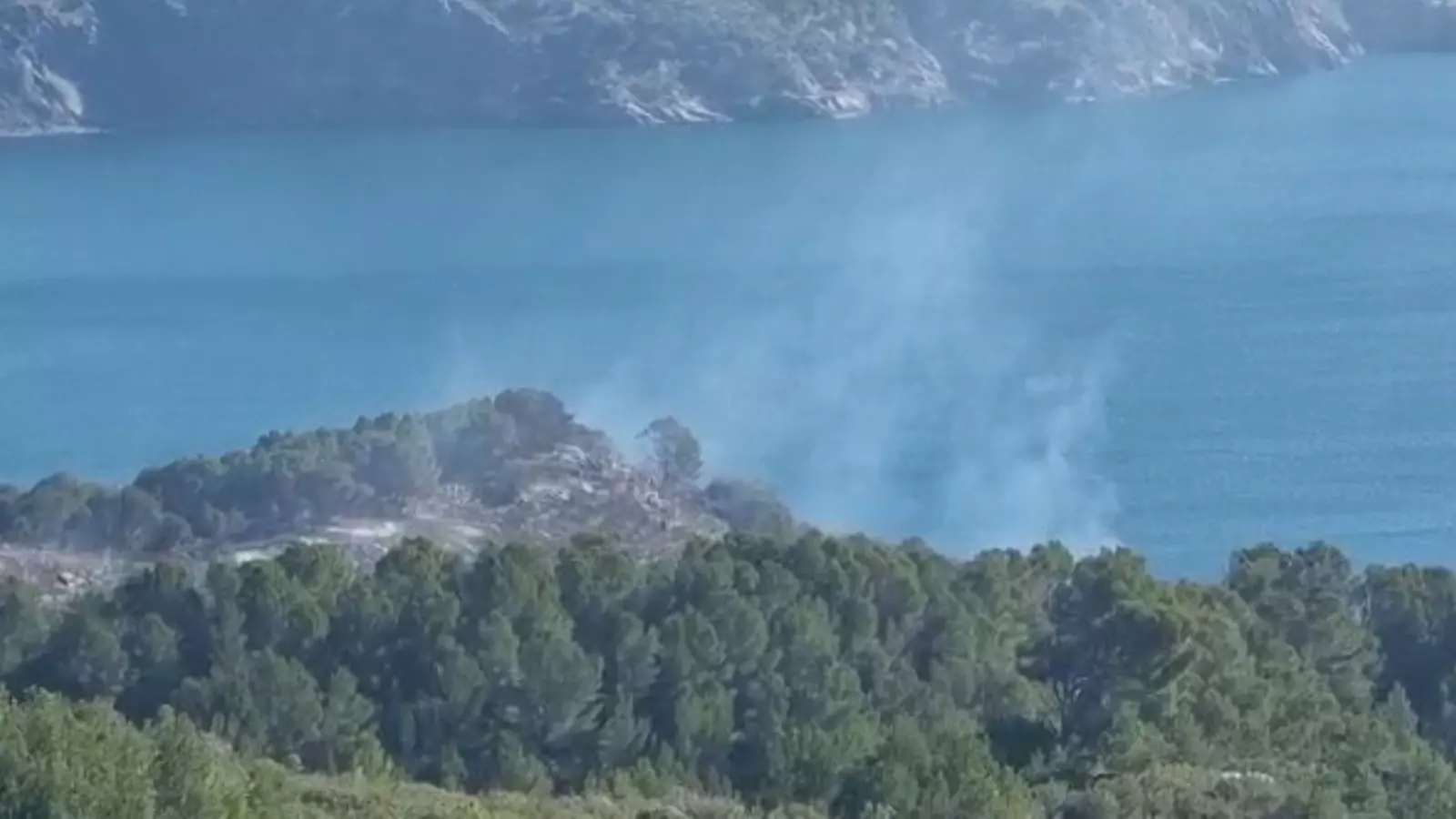 Bombers continuen remullant zones que fumegen com l'espai entre el cap Blanc i la cala Rostella de Roses