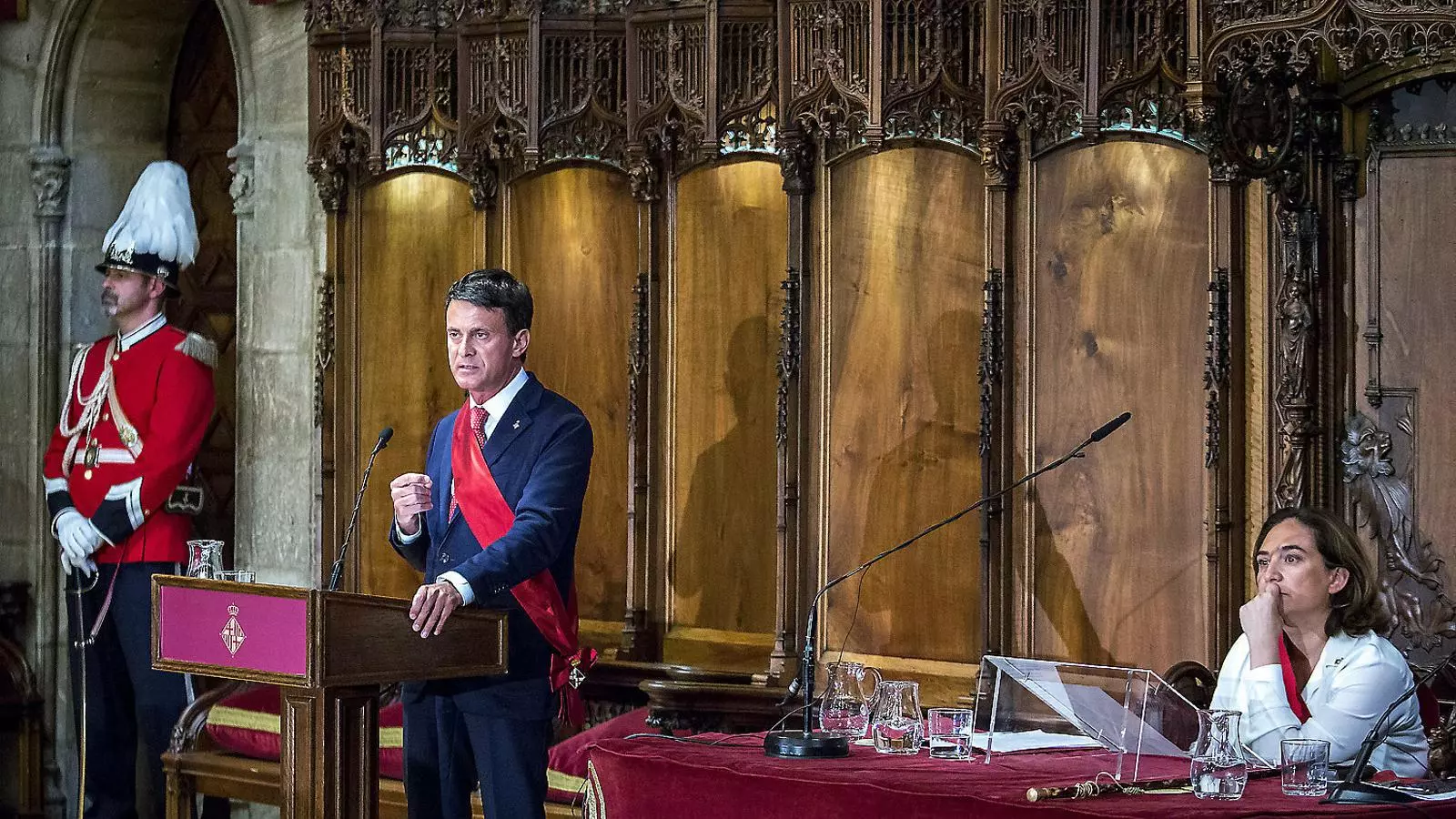 Manuel Valls intervenint al ple de l’Ajuntament de Barcelona que va investir Ada Colau.
