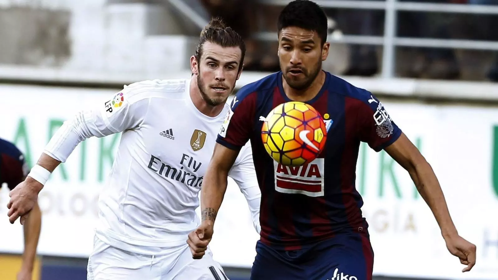 Gareth Bale i Mauro dos Santos, durant l'Eibar - Reial Madrid / JUAN HERRERO / EFE