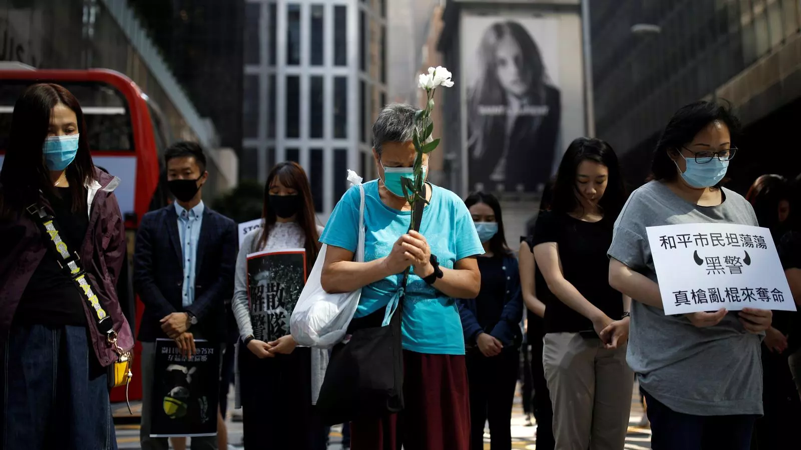 Homenatge a Chow Tsz-lok, el jove de 22 anys mort en una caiguda durant les protestes a Hong Kong.