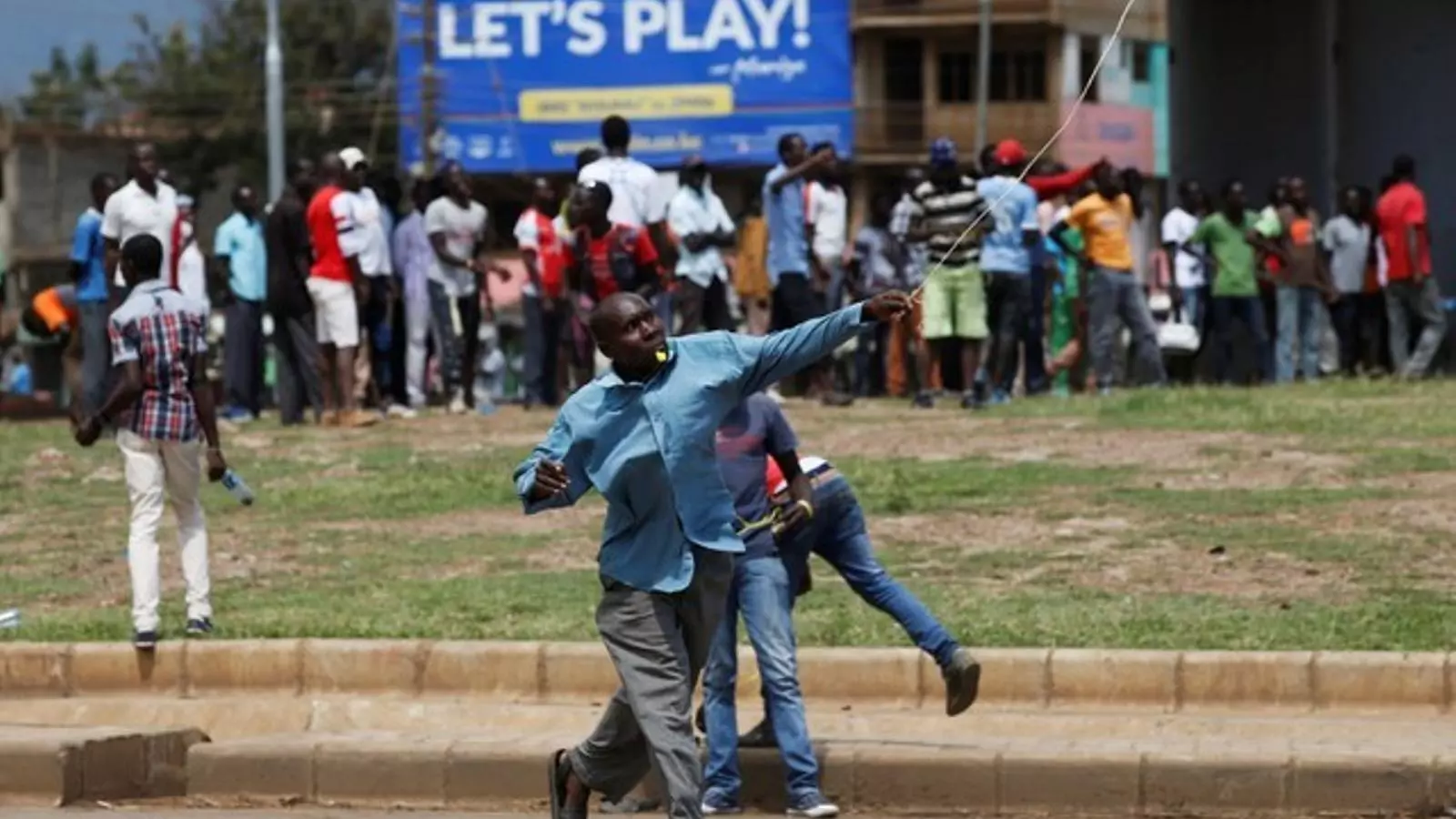 Manifestants favorables al president Kenyatta protesten pel recurs presentat contra la repetició de les eleccions, a Kisumu.