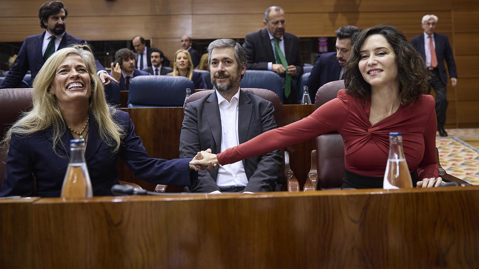 La consejera de Economía y Hacienda de Madrid, Rocío Albert, y la presidenta madrileña, Isabel Díaz Ayuso, en la Asamblea de Madrid en una imagen de archivo