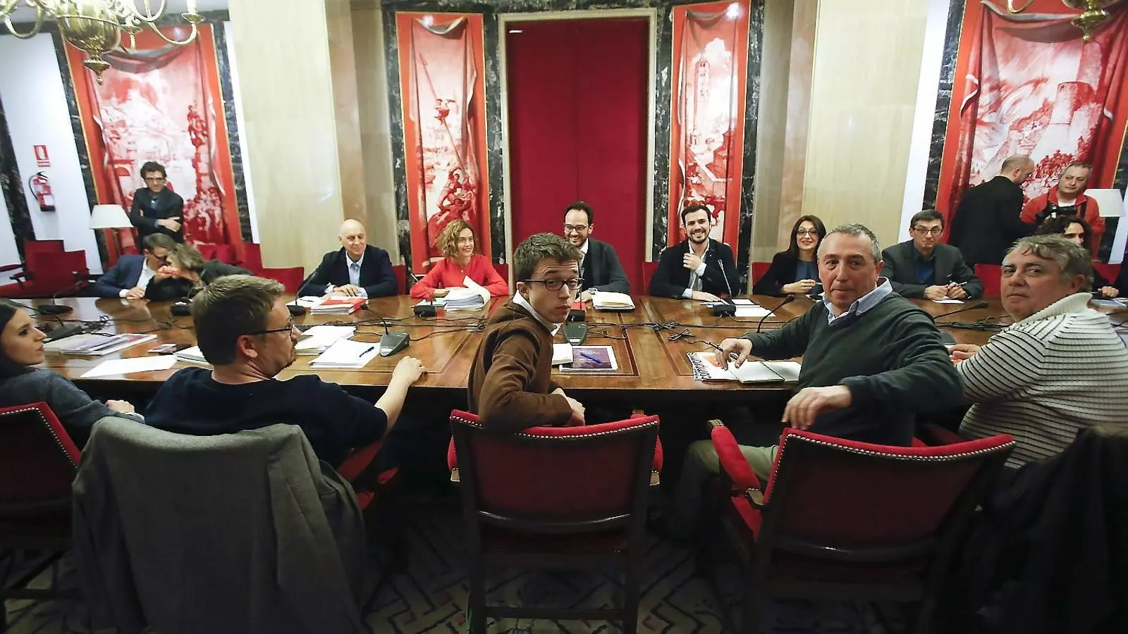 Els representants del PSOE, Podem, Compromís i IU ahir a la taula de negociació.
