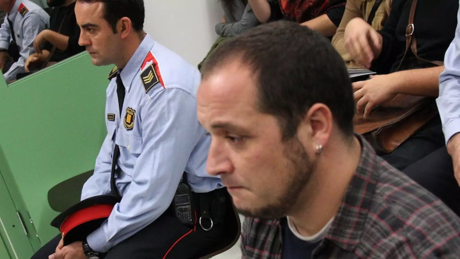 El sergent Jordi Arasa i el diputat de la CUP, David Fernàndez, durant el judici d'aquest dimecres / ACN