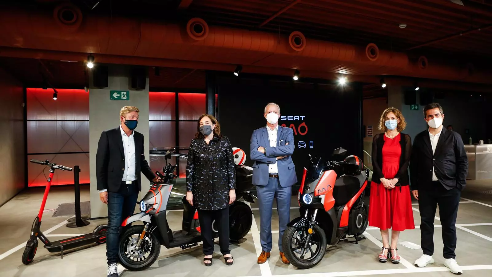 Directius de Seat i autoritats amb la nova moto de la marca de Martorell.