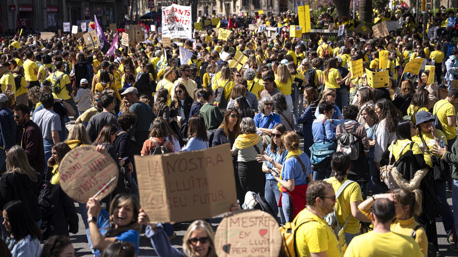 La comunitat educativa manifestant-se pel centre de Barcelona