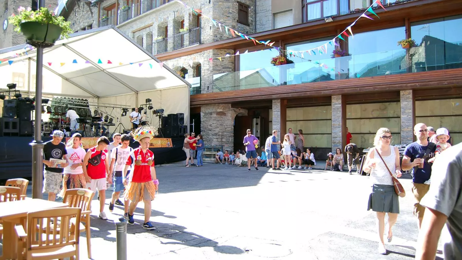 La plaça Major d'Ordino, aquest dissabte, abans de començar les actuacions de tarda amb motiu de la Festa del Roser.