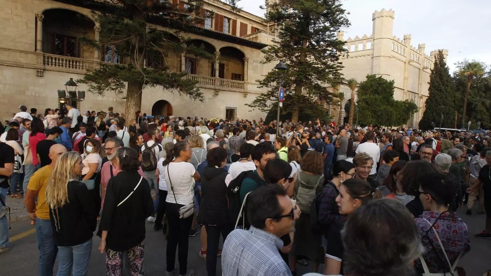 Centenars de persones es concentren davant el Consolat de la Mar contra la massificació turística.