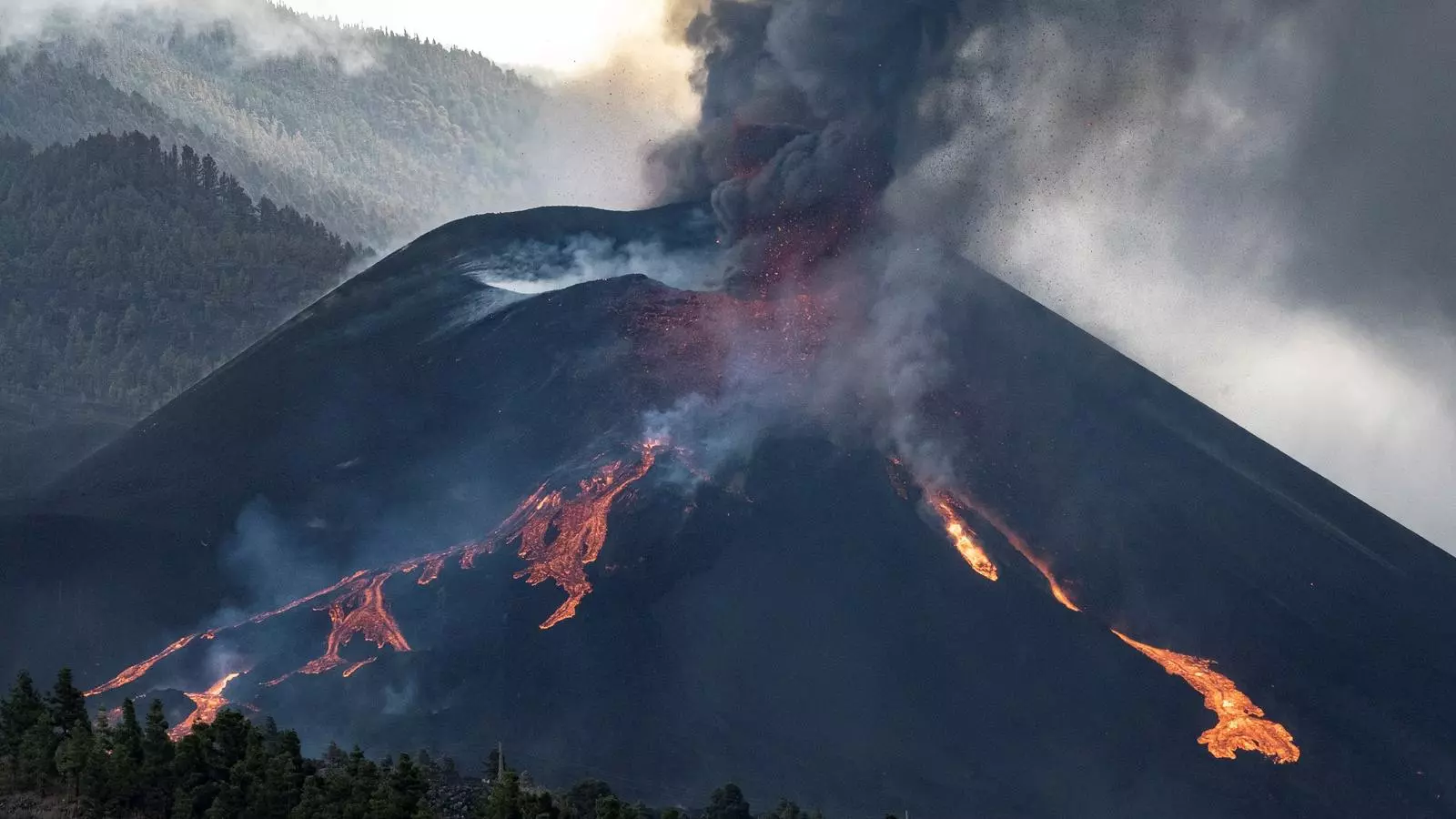 Moment en que se ha abierto una nueva boca a la parte inferior del cono secundario del volcán de La Palma