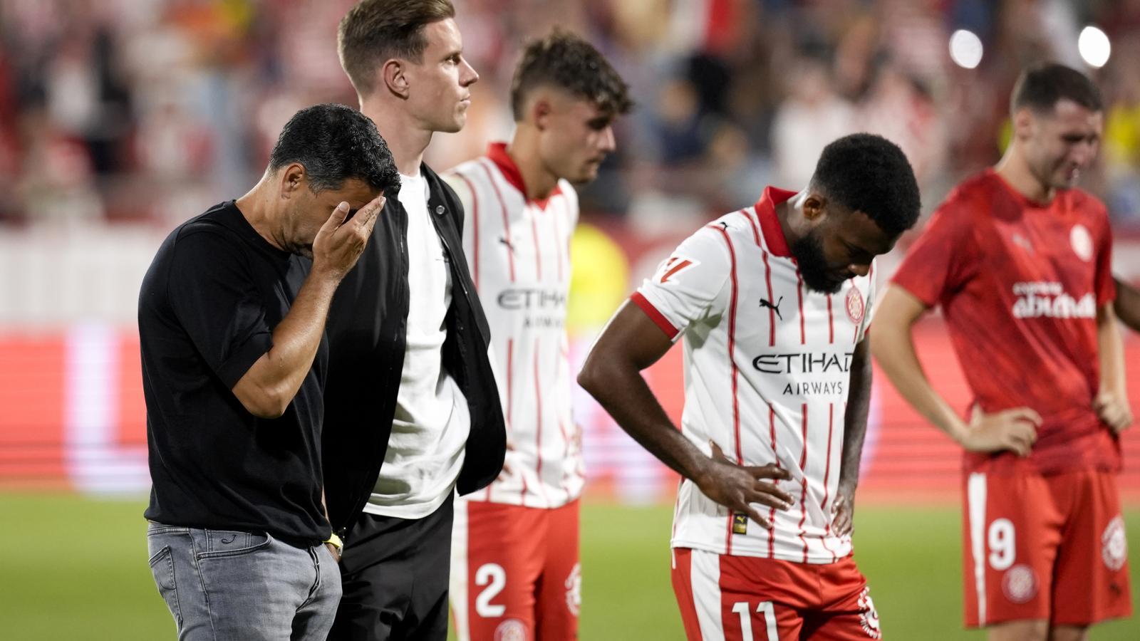 Los jugadores del Girona FC visiblemente afectados por el descenso a Segunda División.