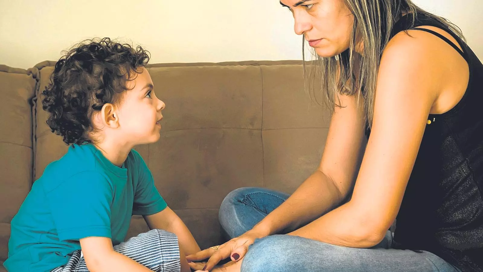 Hem de parlar i dialogar amb l’infant, explicant de manera detallada el que volem.