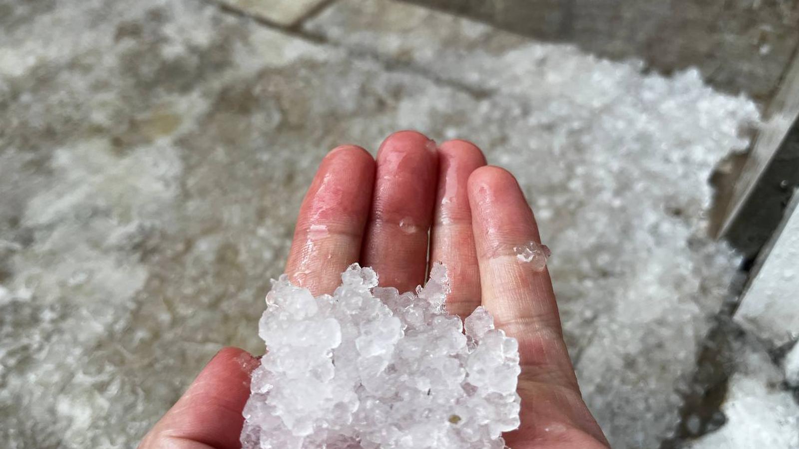 Imagen de la granizada caída esta tarde en Terrassa, en el Vallès Occidental.