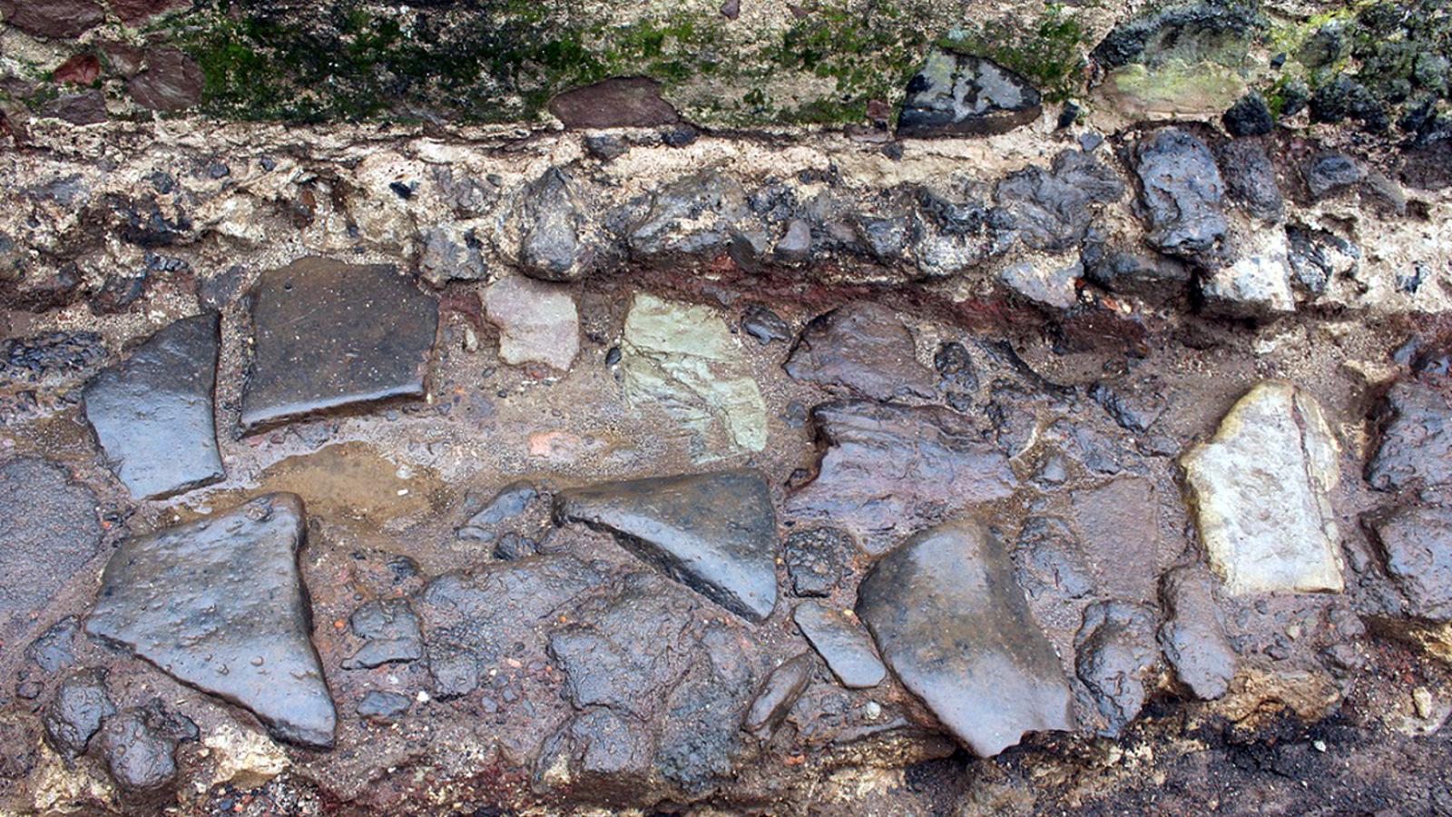 L'enllosat original del pont medieval de Sant Joan les Fonts / ACN