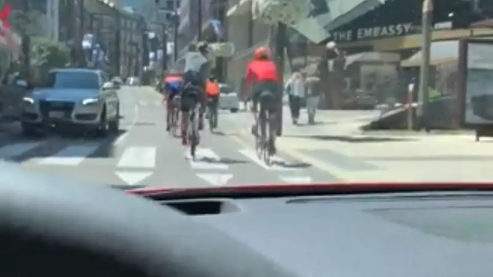 El youtuber gravant a dos ciclistes a Andorra.