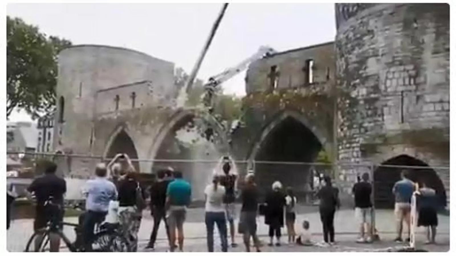 L'enderroc del pont de Tournai en una captura d'un vídeo d'Architectural Revival