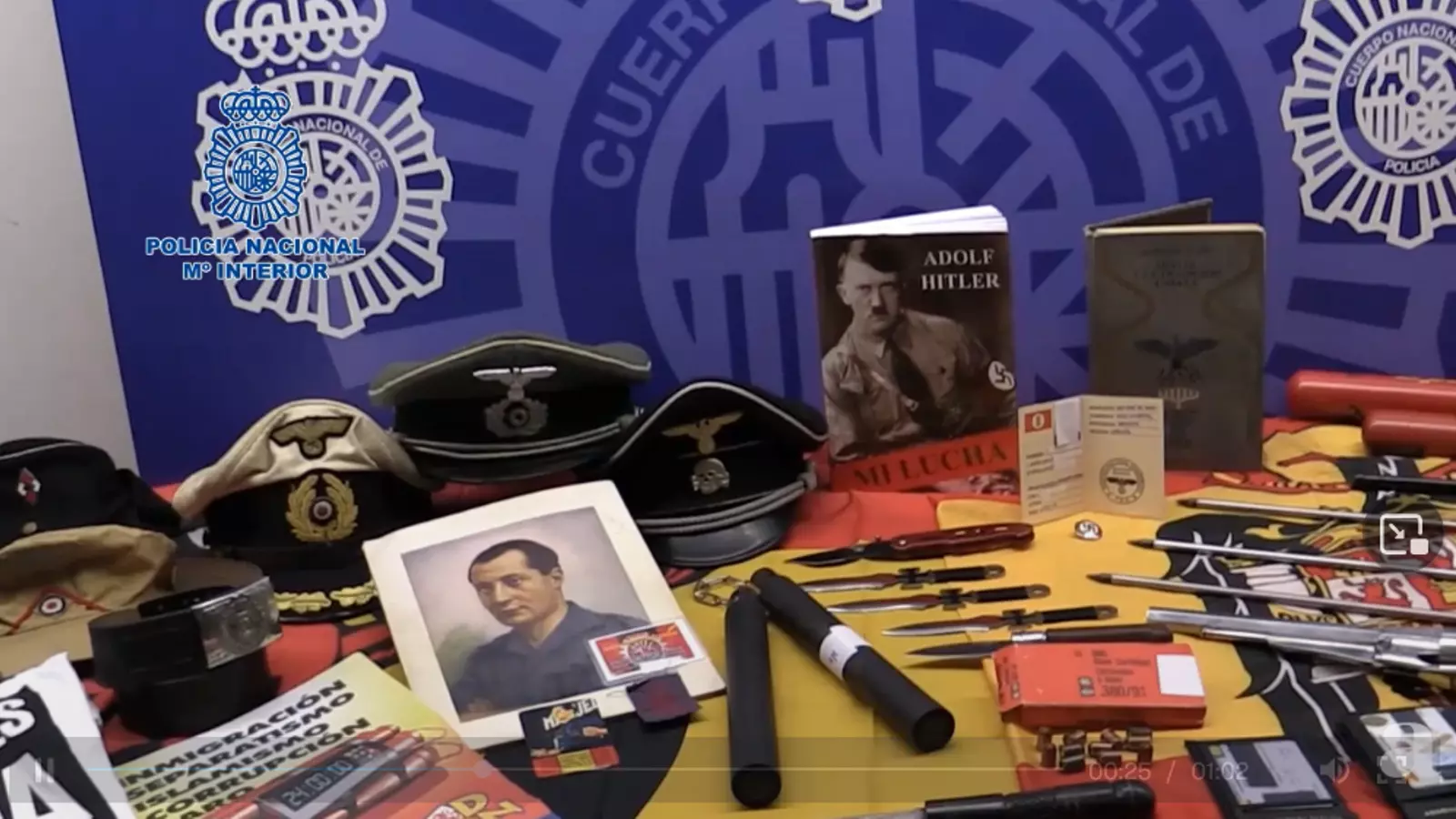 Material confiscat al grup neonazi.