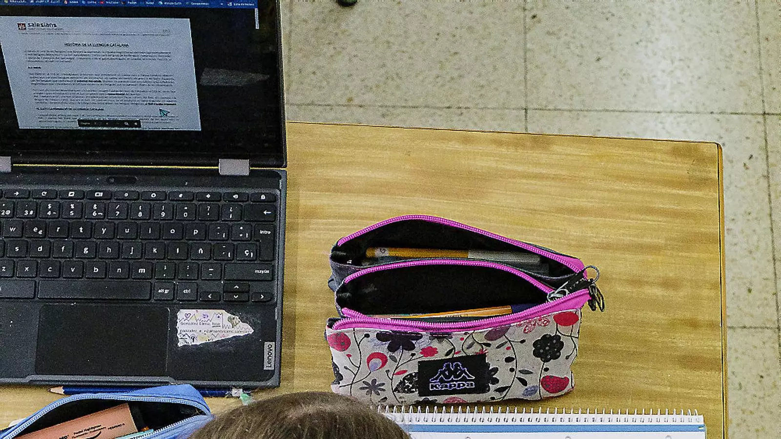 Una alumna de secundaria en una escuela concertada de Sant Vicenç dels Horts.