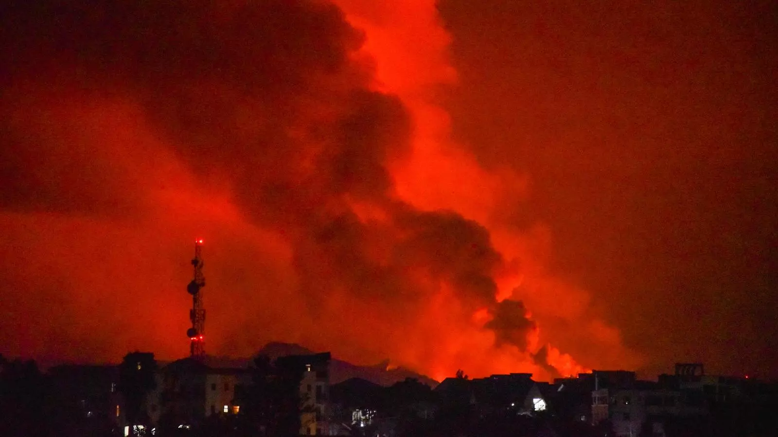 El cel es tenyeix de vermell per l'erupció del volcà Nyiragongo, a pocs quilòmetres de la ciutat de Goma.