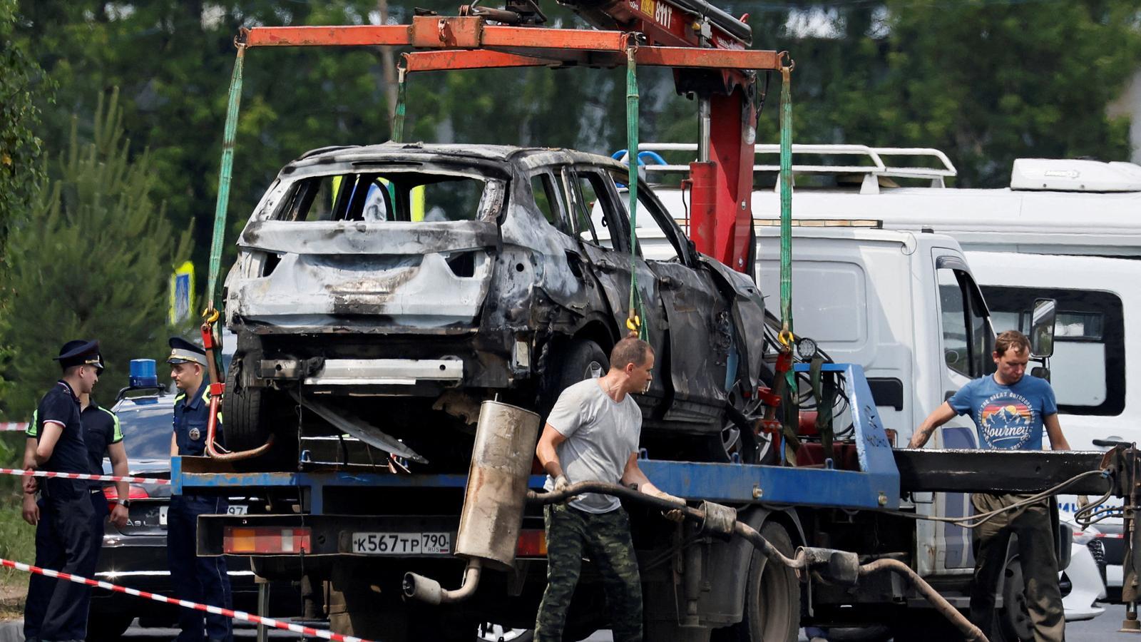 Una grúa recoge el coche dañado después de la explosión, en Moscú.