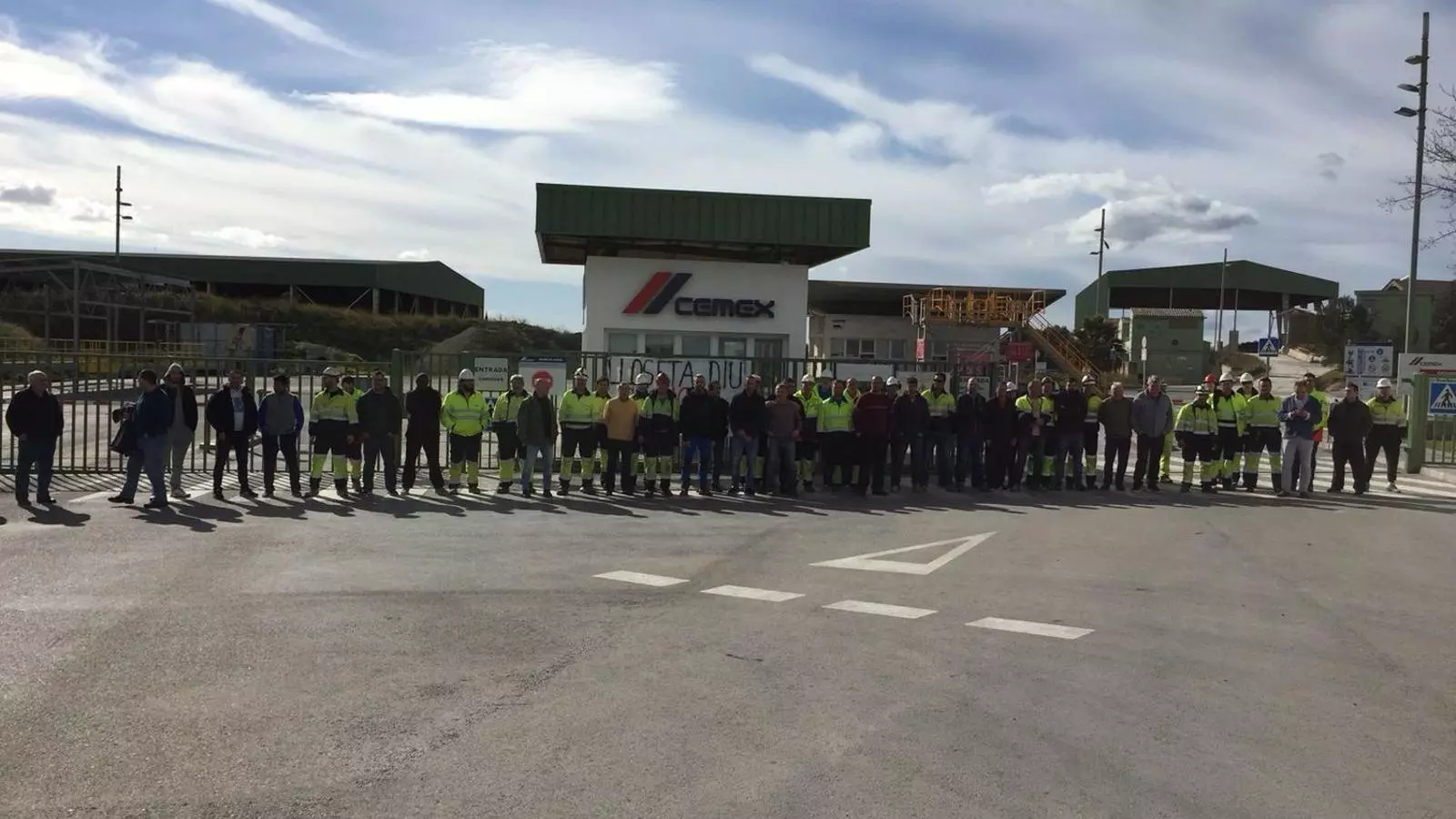 Els treballadors de Cemex de la fàbrica de Lloseta.