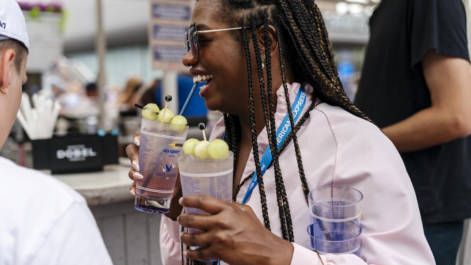Una dona amb dos Honey Deuce a l'US Open.