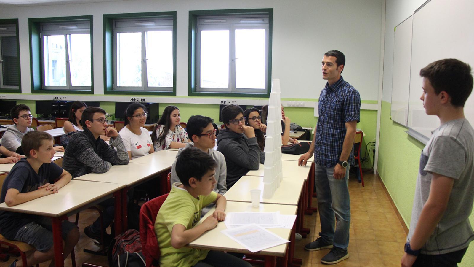 Una classe de quatrième del Lycée treballant en el projecte dels gots de plàstic de l'AUTV. / M. T.