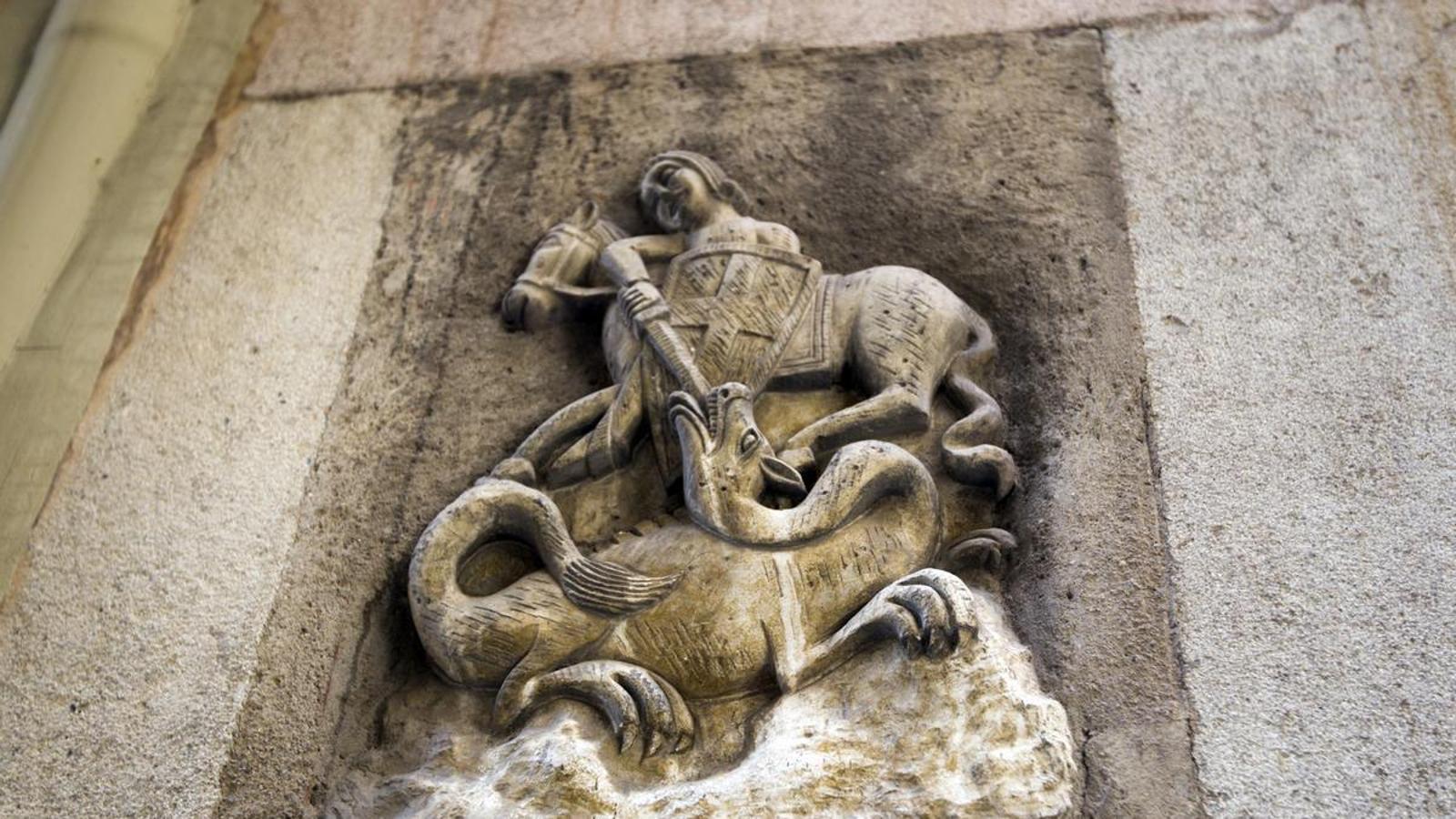 Relleu de sant Jordi i el drac al carrer Paradis, darrere la catedral de Barcelona