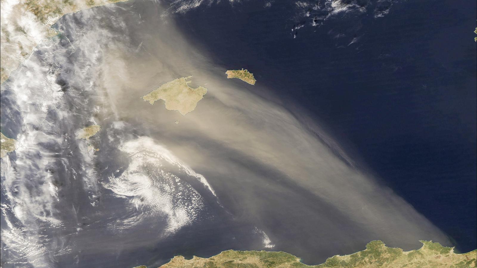 FIGURA 1. Ploma de pols sahariana sobre les Illes Balears. / NASA