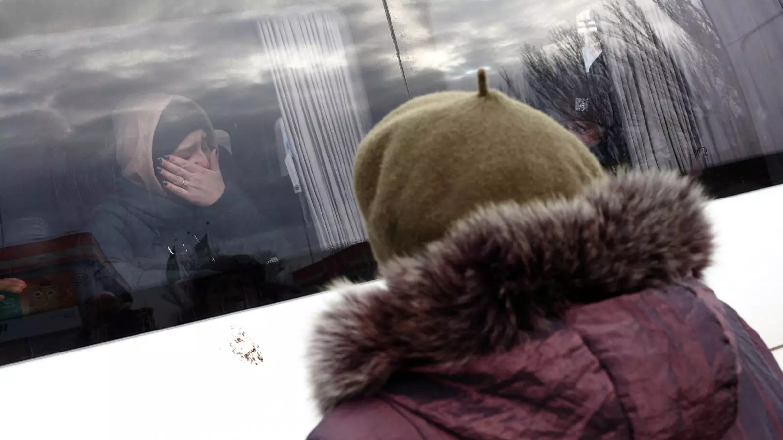 Residents de Kherson esperant per sortir de la ciutat amb autobusos d'evacuació.