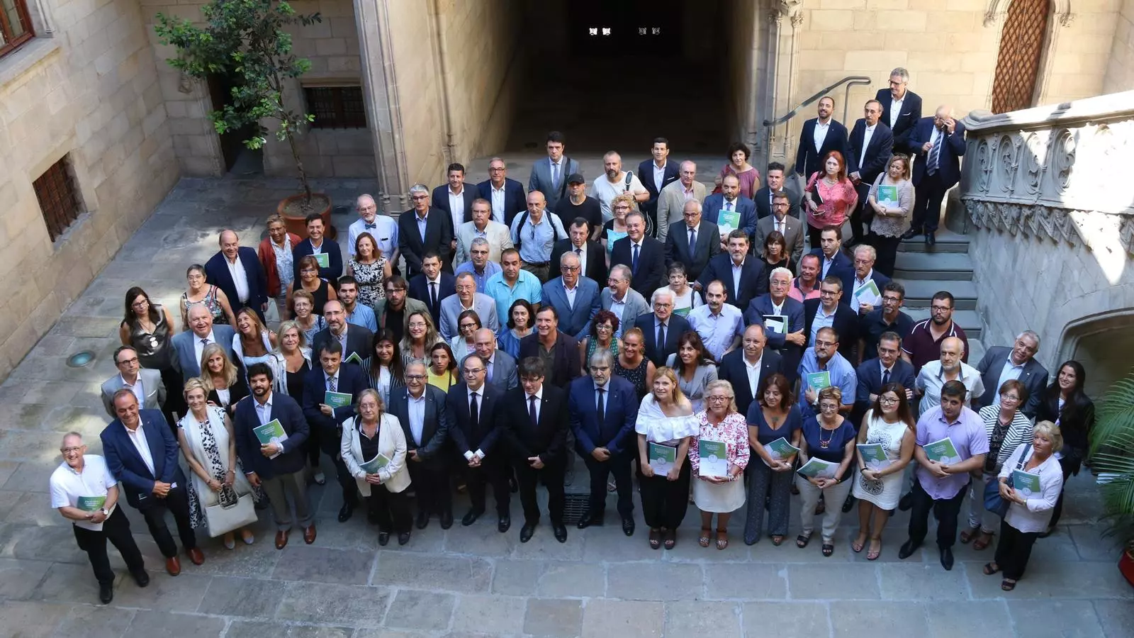 Foto de família dels sotasignats del pacte, aquest matí al Palau de la Generalitat