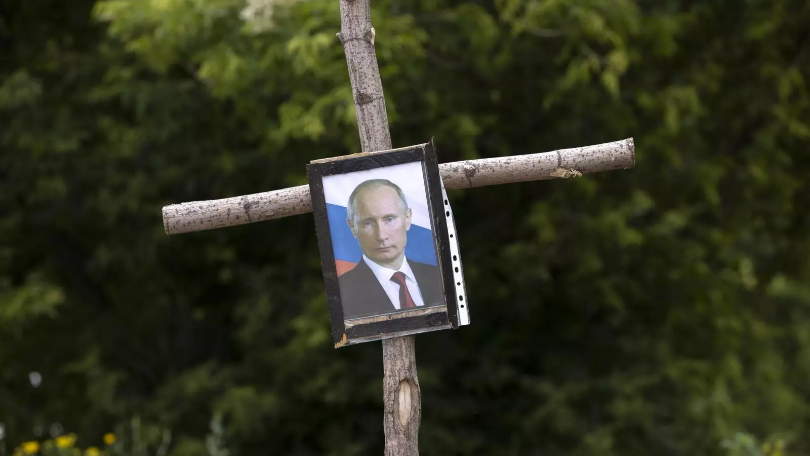 Foto de Vladímir Putin sobre una creu que simbolitza una tomba a Ucraïna.