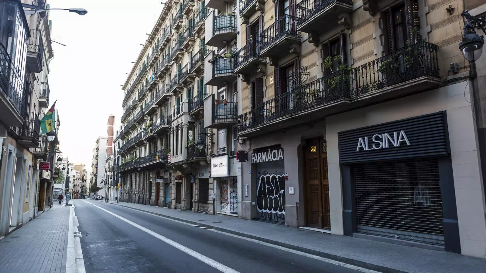 Comerços tancats i carrers buits durant el primer estat d’alarma al carrer Gran de Gràcia de Barcelona.