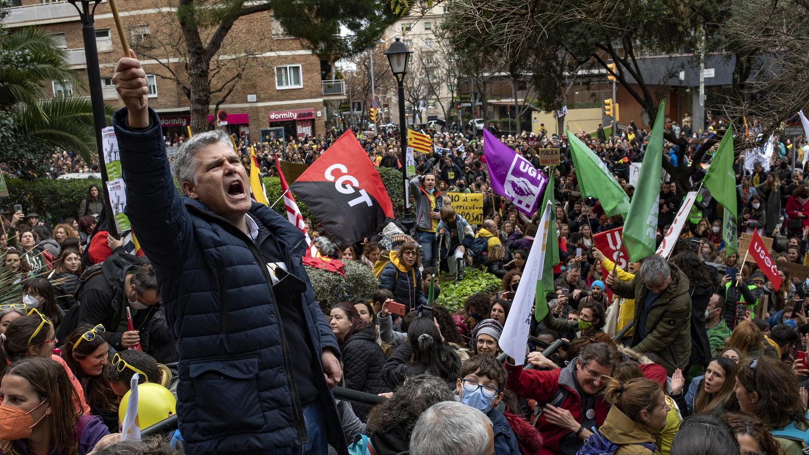 Los manifestantes ante la Consejería  de Educación de la generalidad de Cataluña, en Barcelona