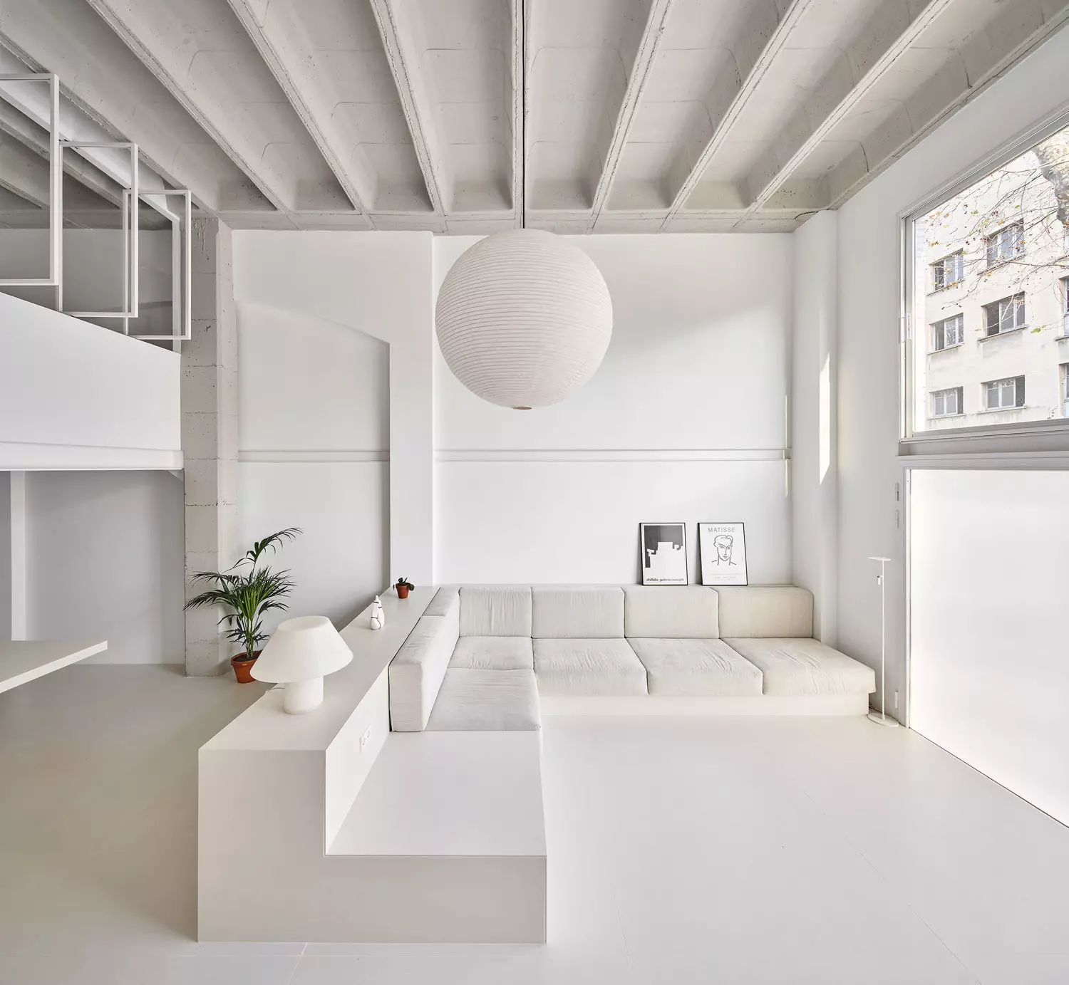 Àvila Noelia de la Red i Jordi Ribas (Allaround Lab, arquitectes)
Barcelona L’espai blanc que envolta la vida