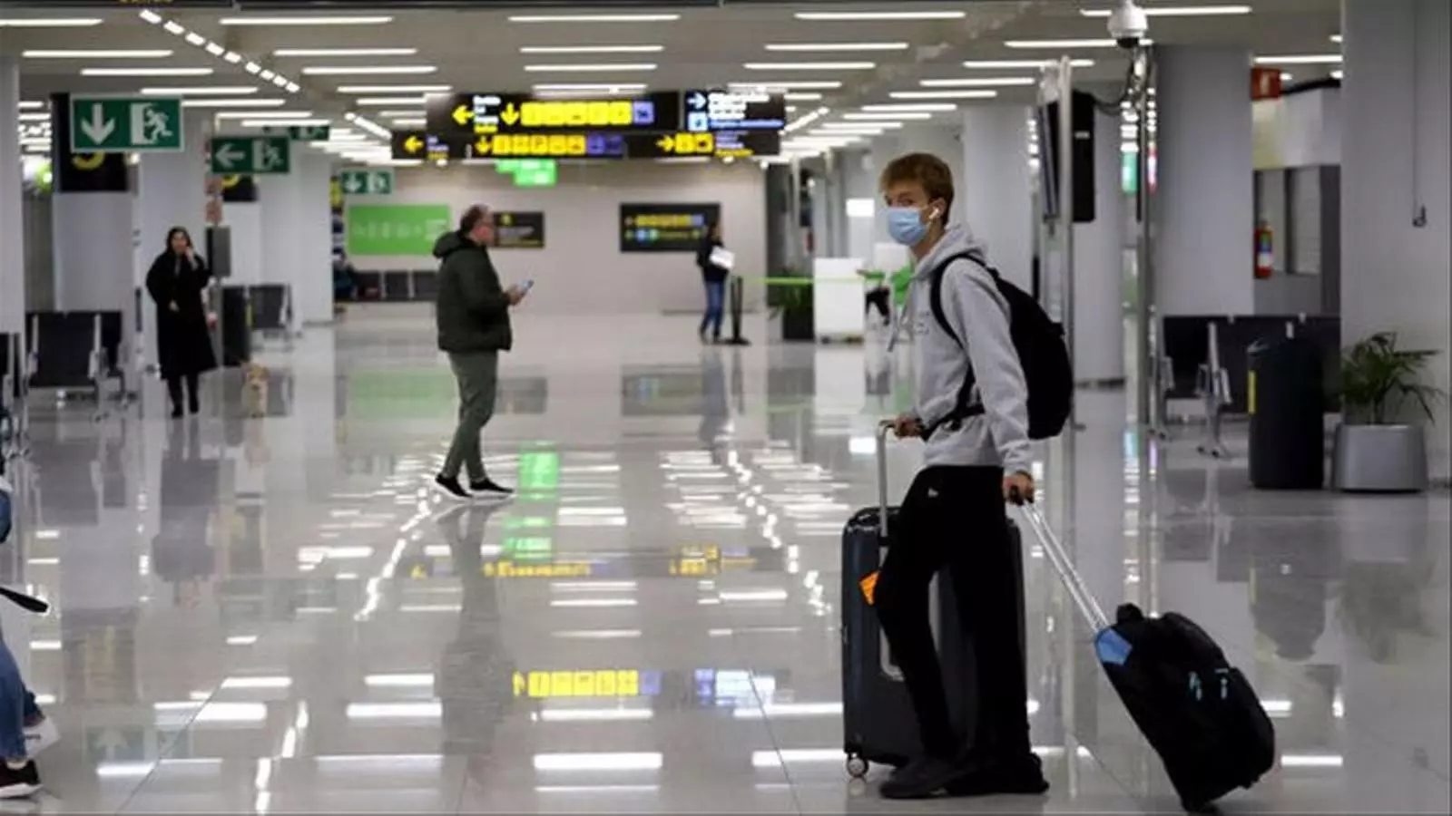 Un turista a l'aeroport de Palma.