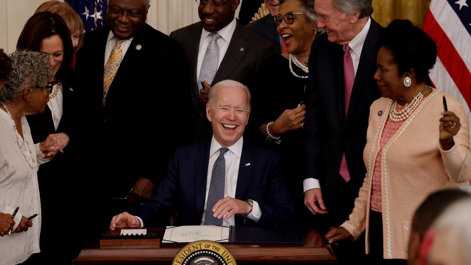 El president dels EUA, Joe Biden, signa la llei que declara el Juneteenth festa nacional per commemorar la fi de l'esclavitud.