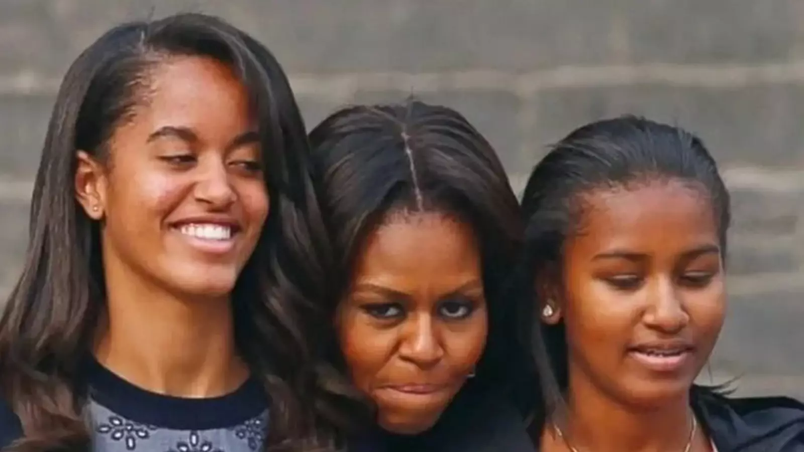 Michelle Obama amb la seva filla Malia a la seva dreta i amb Sasha a l'esquerra