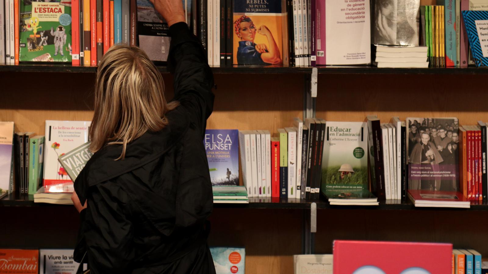 Una clienta a la semana del libro en Catala en Palma