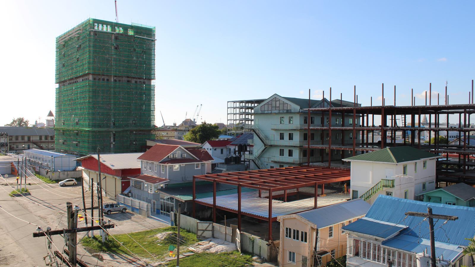 Fotografía del 16 de agosto de 2025 de edificios en construcción en Georgetown (Guyana). Guyana, cuya economía creció un 63% en 2022 y un 43% en 2024 gracias al auge petrolero, llega a las elecciones del próximo 1 de septiembre con el presidente Irfaan Ali fortalecido por la bonanza, aunque el aumento del coste de vida genera descontento social.