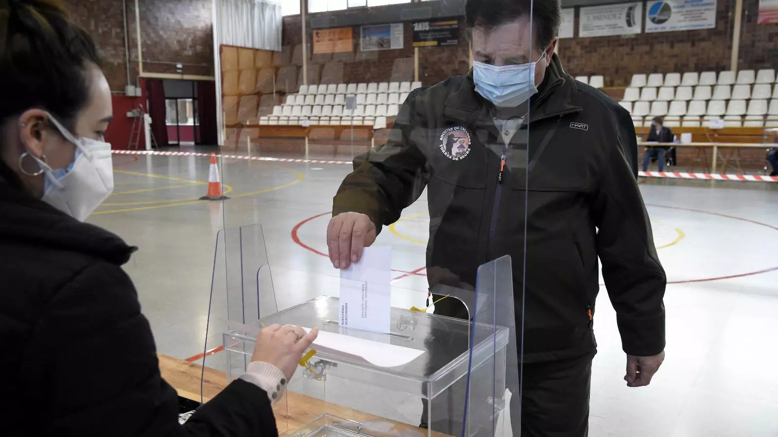 Un ciutadà votant a Lleida