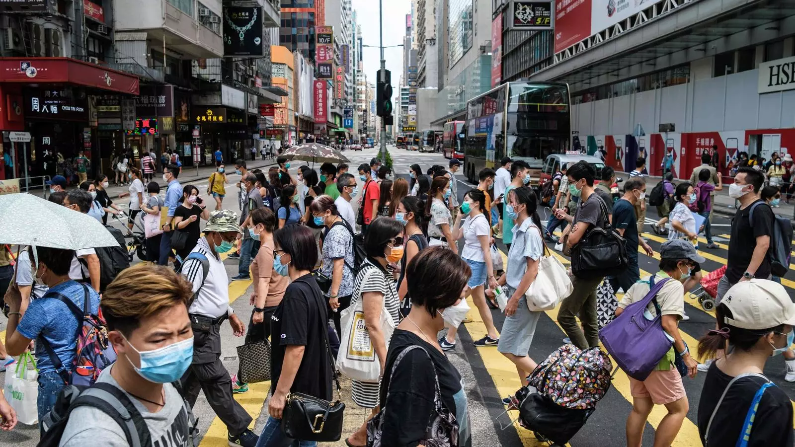 Un dels carrers principals de Hong Kong, en una imatge presa aquest dilluns