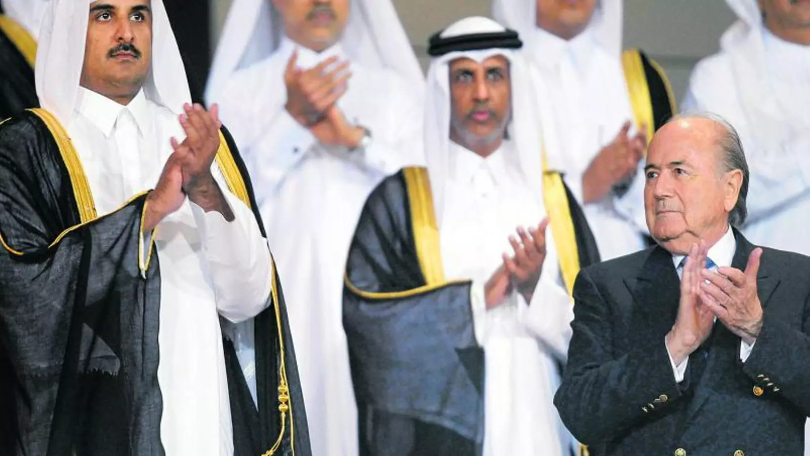 UN MUNDIAL TACAT El xeic Tamim bin Hamad al-Thani i el president de la FIFA, Joseph Blatter.