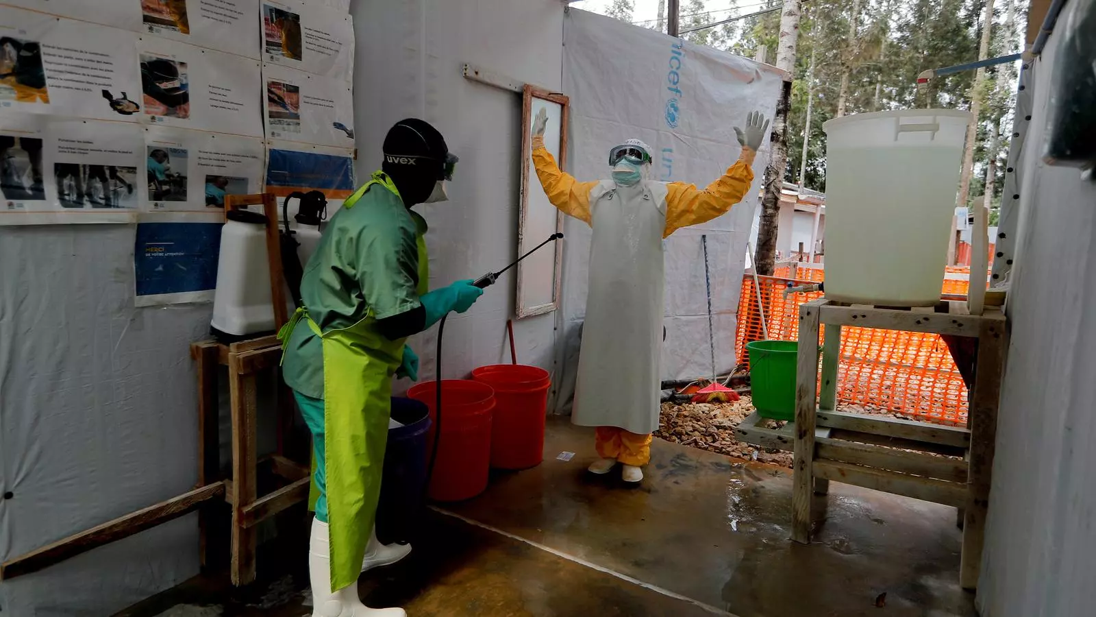 Un treballador desinfecta l'infermer Moise Vaghemi, de 33 anys i supervivent de l'Ebola, en un centre sanitari de Katwa, a prop de Butembo, a la República Democràtica del Congo