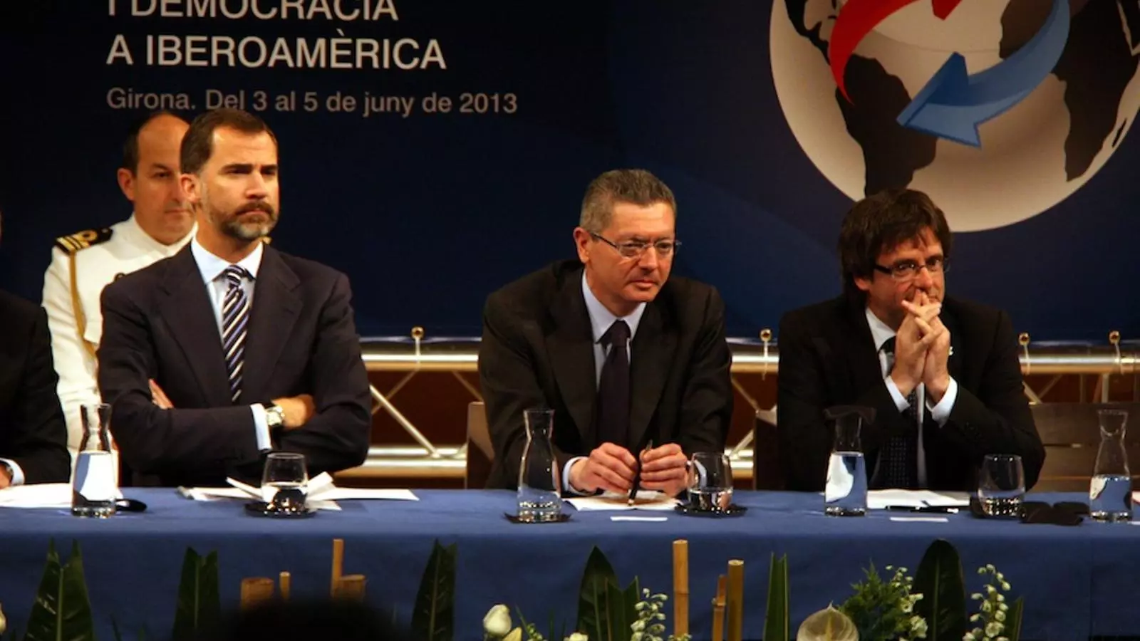 El príncep Felip de Borbó, el ministre de Justícia, Alberto Ruiz-Gallardón, i l'alcalde de Girona, Carles Puigdemont, durant la inauguració del congrés de Seguretat Jurídica que se celebra a Girona / ACN